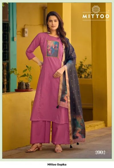 Mittoo Gopika: Black kurti and palazzo set featuring a printed chest patch with a lotus design and a light purple dupatta.